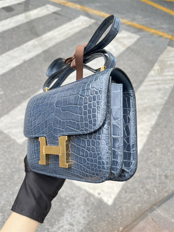  Clean-Lined handbag front view 25