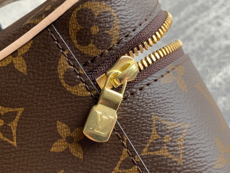  structured bag close-up of hardware and finish