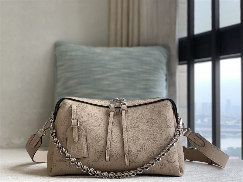  Classic structured bag front view