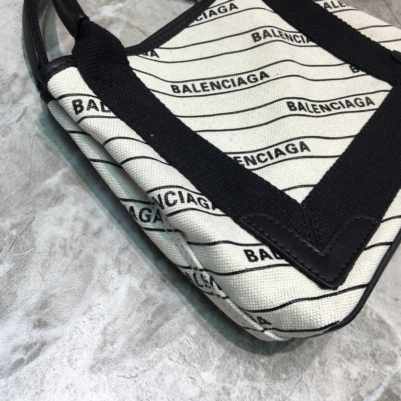 Sophisticated Faux Leather Handbag - Chic Everyday Appeal | Women's Everyday Carry Handbag #756 - hardware and detail close-up (image 5) of designer-inspired handbag