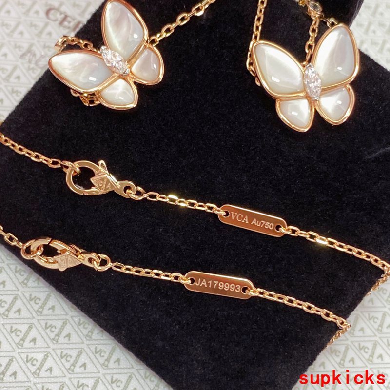 Front view of Van Cleef & Arpels unisex jewelry piece