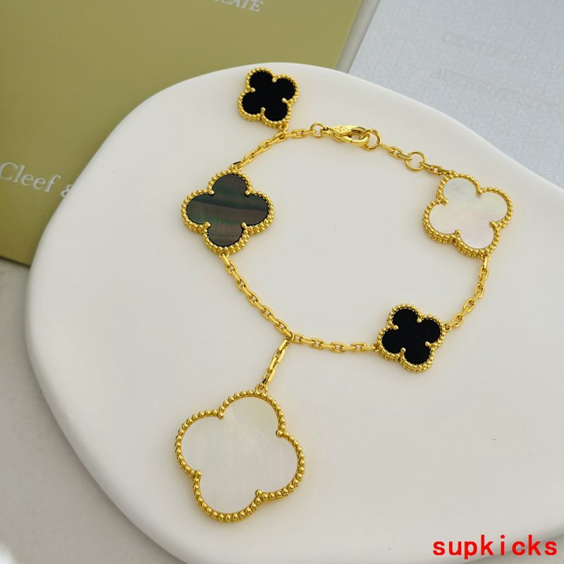 Full view of Van Cleef & Arpels unisex jewelry piece
