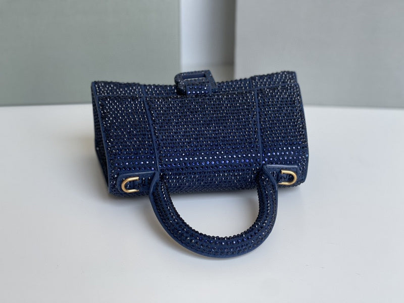 Zivas Charm Streamlined Design Statement Handbag (Everyday Luxury Essential) – Close-Up Detail