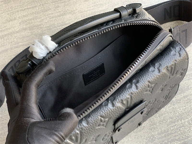 everyday bag close-up of hardware and finish