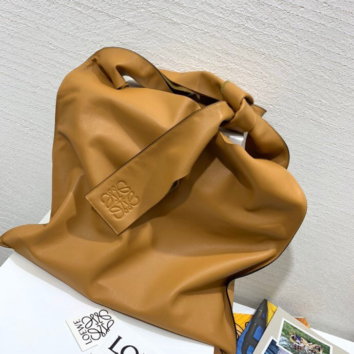 Ziva's Charm handbag – detail view (50cm*46cm*3cm)