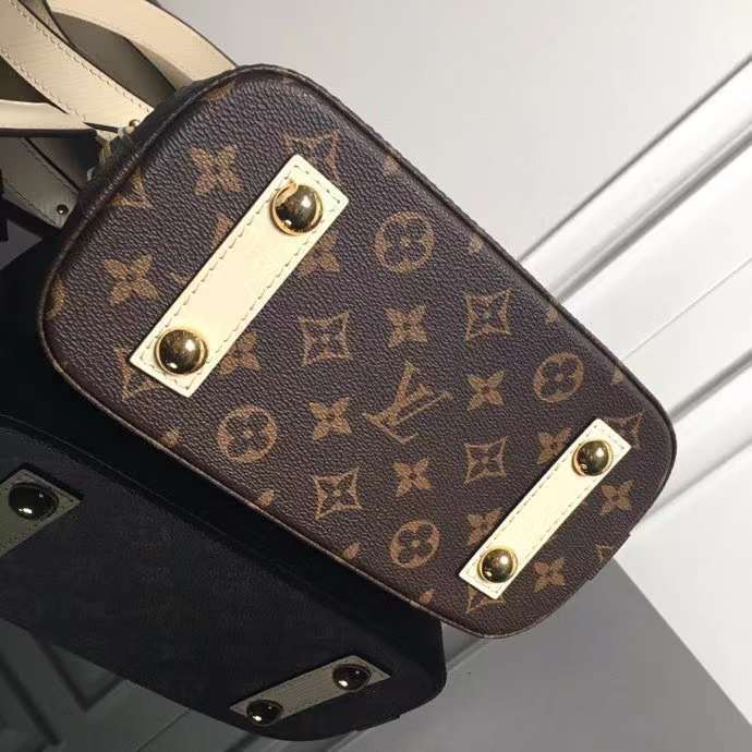 Close-up detail of everyday-luxe premium women's handbag – women's luxury handbag