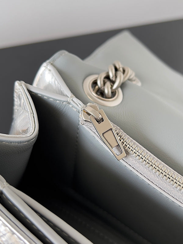 Zivas Charm Modern Minimalist Look Statement Handbag (Structured Everyday Essential) – Close-Up Detail