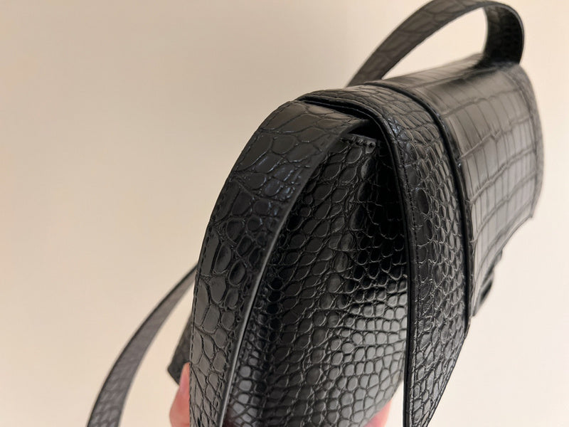 Ziva's Charm handbag – close-up view (one versatile size)
