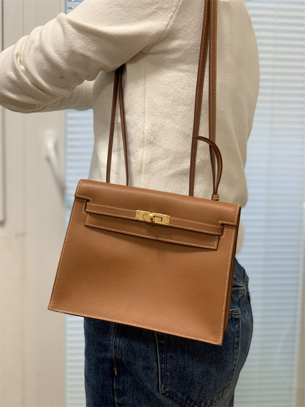  crossbody bag interior and compartment view 9