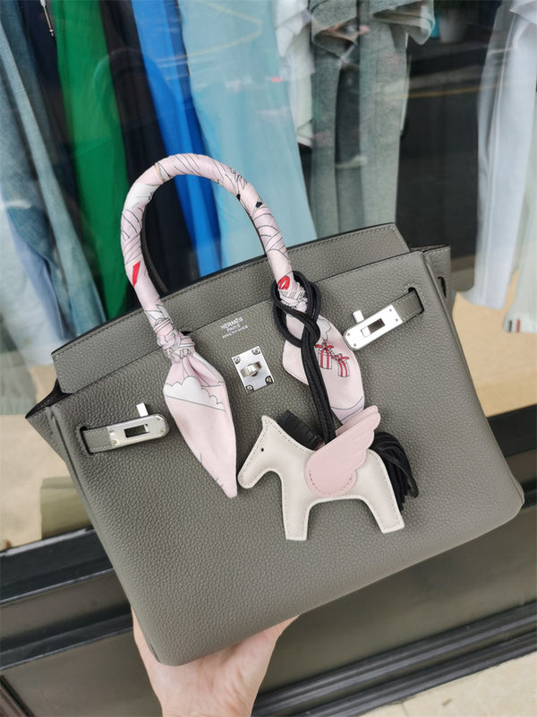  sophisticated shoulder bag styled with outfit