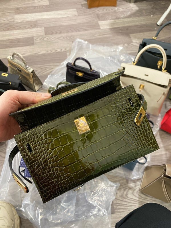  understated everyday bag detail view showing craftsmanship 20
