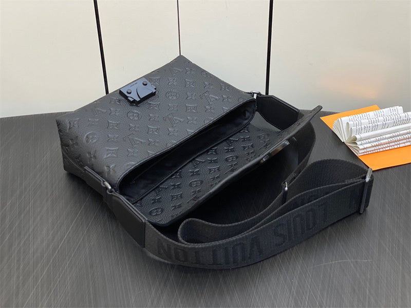  crossbody bag interior and compartment view 9
