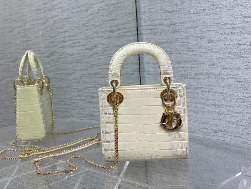 Handle and strap detail of statement sleek women's handbag – women's luxury handbag