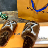 Three-quarter angle view of Louis Vuitton luxury piece style No.121