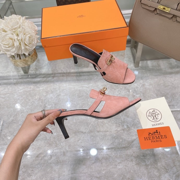 Hermès Camel Bow-Detail Flats - Detail Shot of Craftsmanship