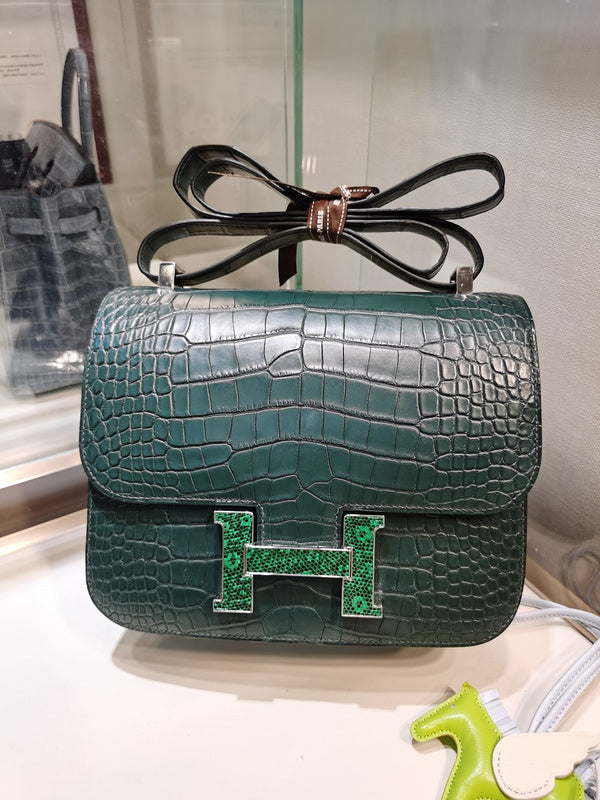 Fluid handbag styled for everyday wear