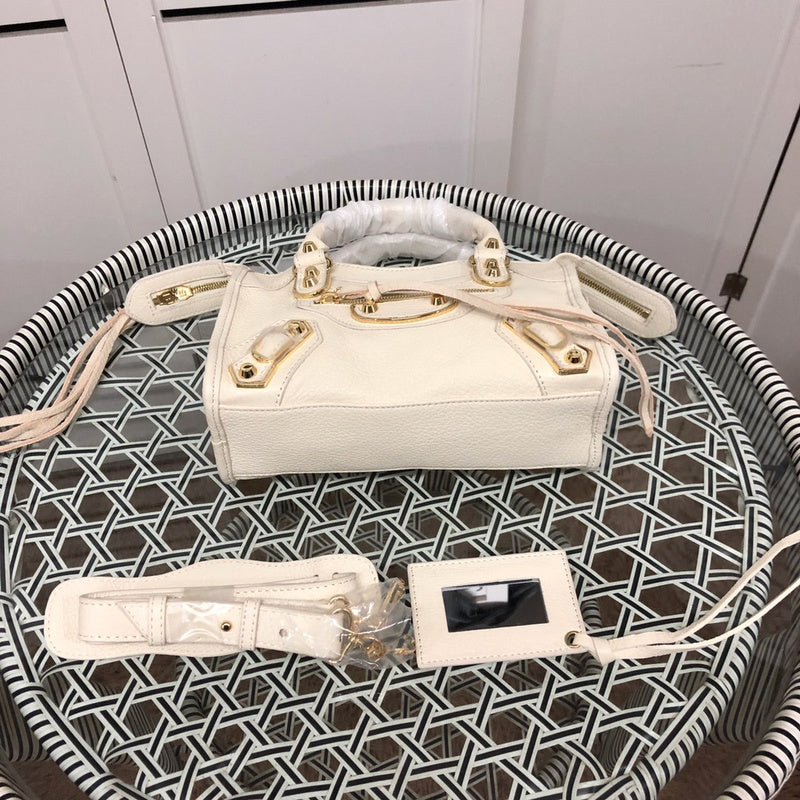 Handle and strap detail of statement everyday-luxe women's handbag – women's statement bag