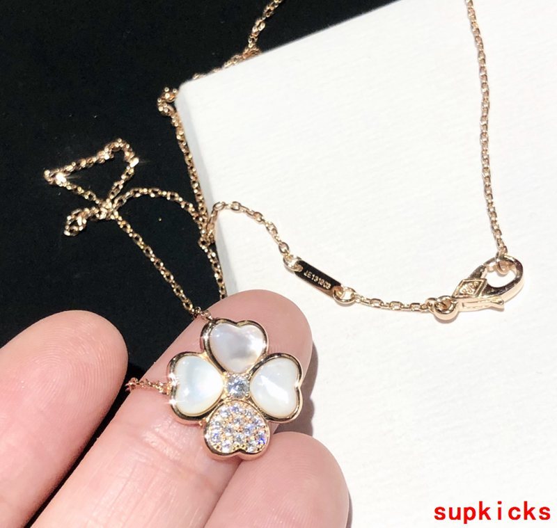 Angled view of Van Cleef & Arpels unisex jewelry piece
