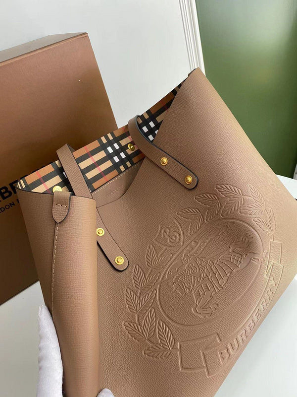 Ziva's Charm handbag – close-up view (one versatile size)