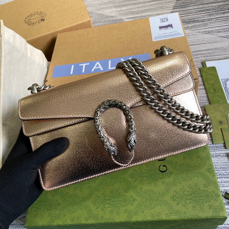 Handle and strap detail of chic statement women's handbag – women's everyday handbag