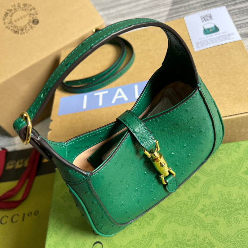 Handle and strap detail of refined classic women's handbag – women's everyday handbag