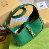 Handle and strap detail of refined classic women's handbag – women's everyday handbag
