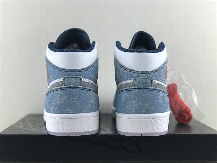 Nike classic monochrome luxury sneakers view 16 retro runner design