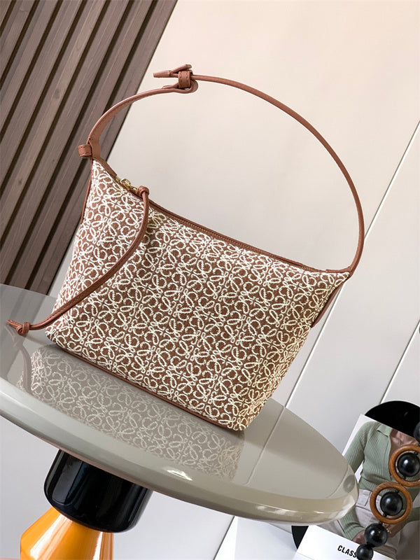 Ziva's Charm handbag – close-up view (21cm*17cm*13cm)