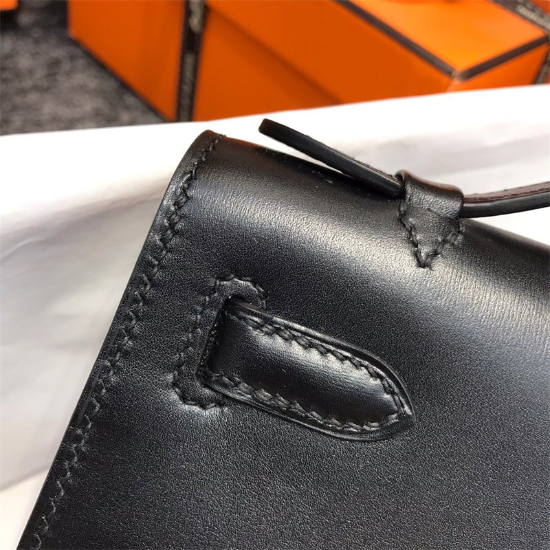  Versatile carryall bag carried on shoulder 10