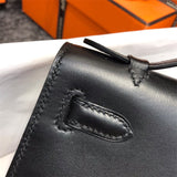  Versatile carryall bag carried on shoulder 10