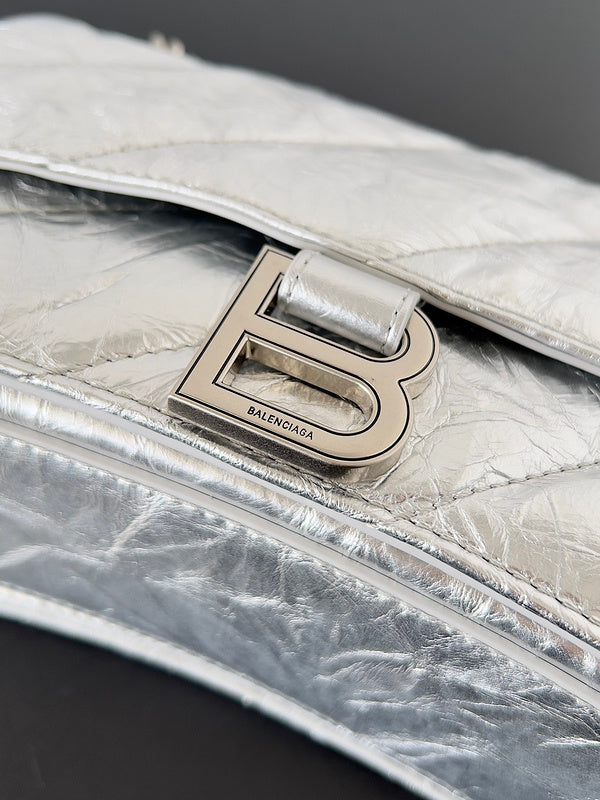 Zivas Charm Modern Minimalist Look Statement Handbag (Structured Everyday Essential) – Detail View