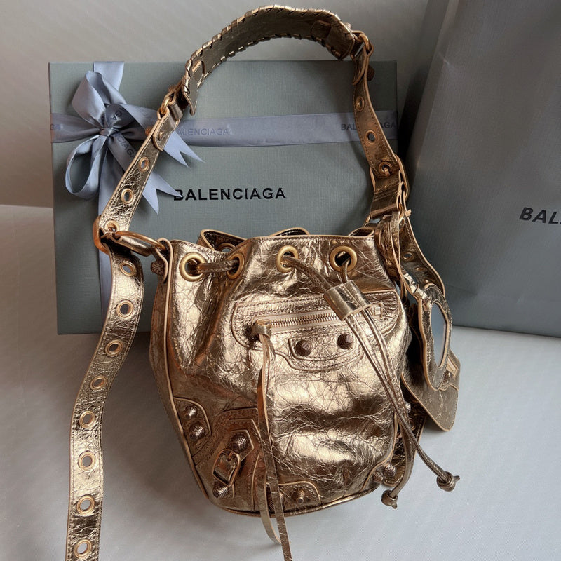 Zivas Charm Contemporary Flair Statement Handbag (Timeless Wardrobe Addition) – Interior View
