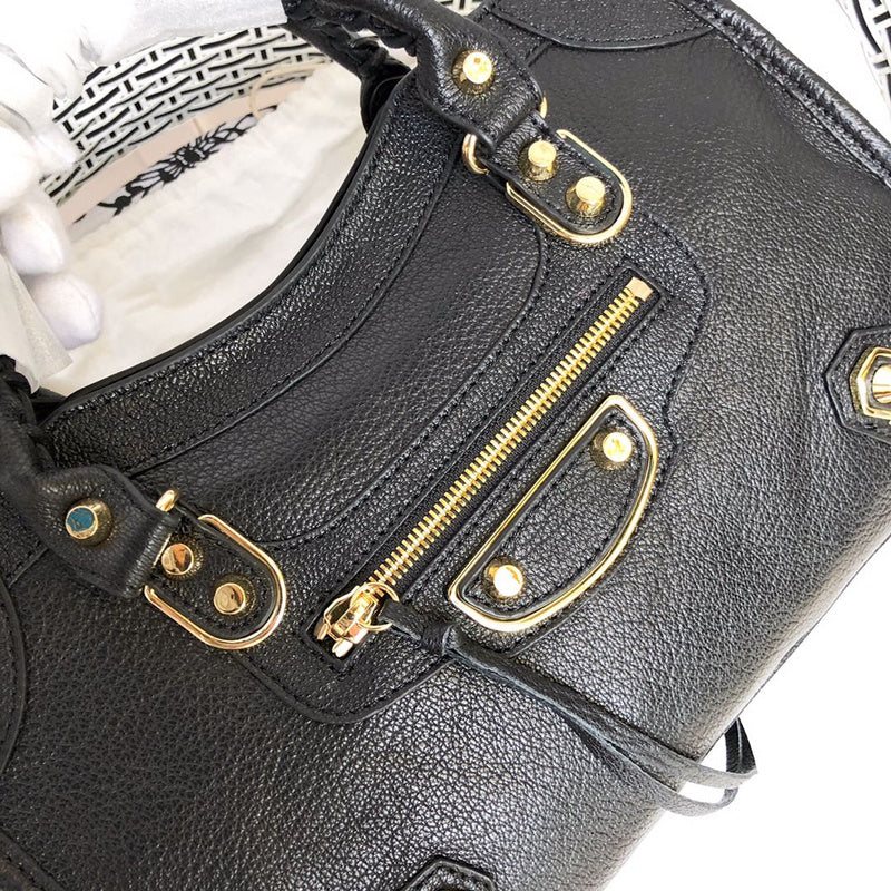 Handle and strap detail of structured premium women's handbag – women's luxury accessory
