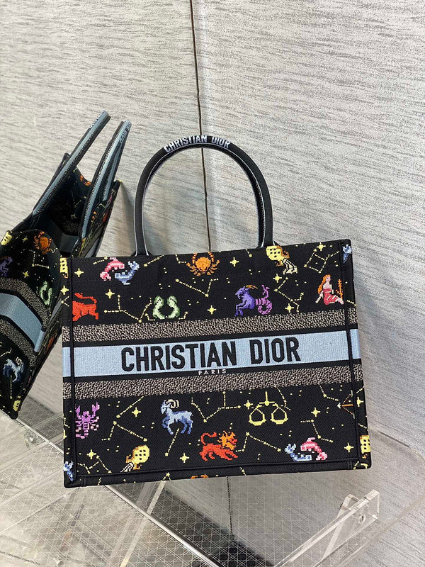 Close-up detail of classic sleek women's handbag – women's everyday handbag