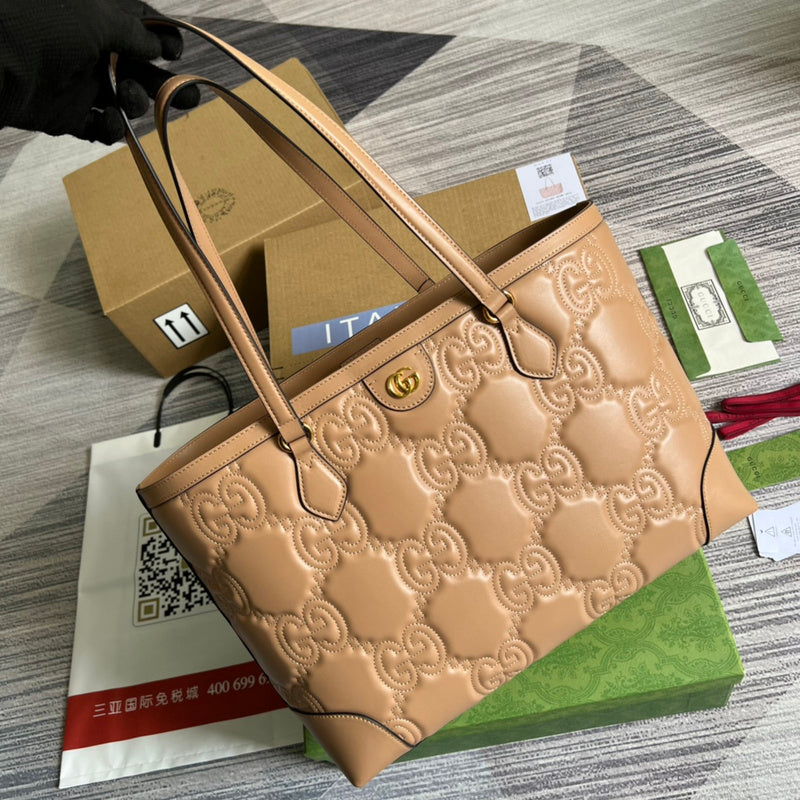 Handle and strap detail of elevated chic women's handbag – women's luxury accessory