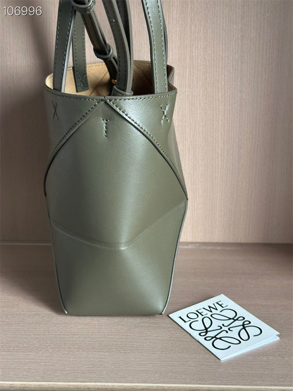 Ziva's Charm handbag – close-up view (16.5cm*9.5cm*20cm)