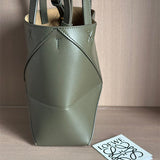 Ziva's Charm handbag – close-up view (16.5cm*9.5cm*20cm)
