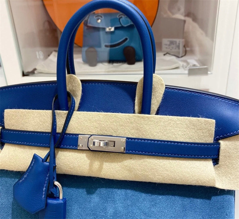  Elegant shoulder bag front view 7
