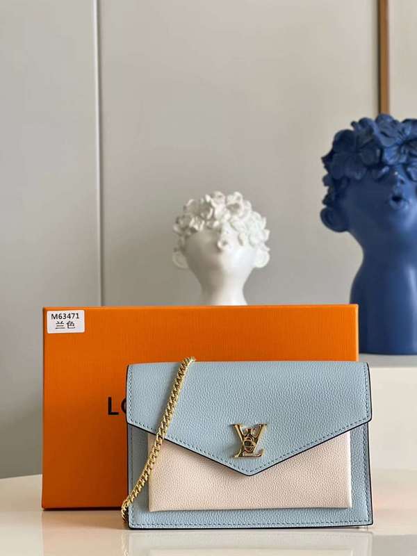 Side profile of everyday-luxe premium women's handbag – women's luxury handbag