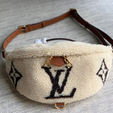  Clean-Lined everyday bag carried on shoulder