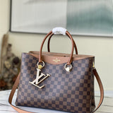  Versatile shoulder bag front view