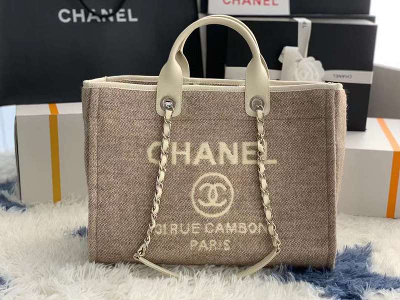 Zivas Charm Refined Everyday Style Luxury Handbag (Versatile Style Statement) – Detail View