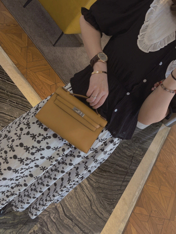 Side view of streamlined structured handbag
