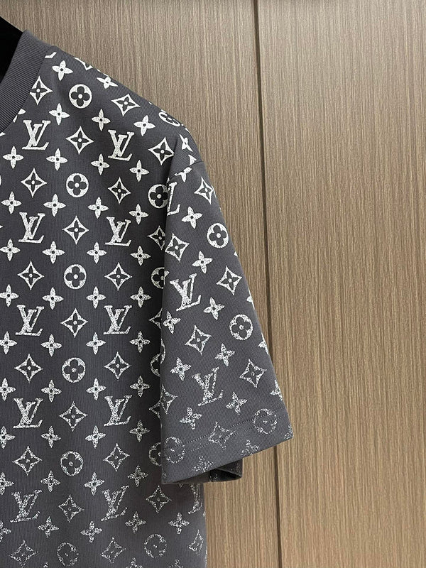 Full styled look of Louis Vuitton cotton t-shirt with logo-detail design