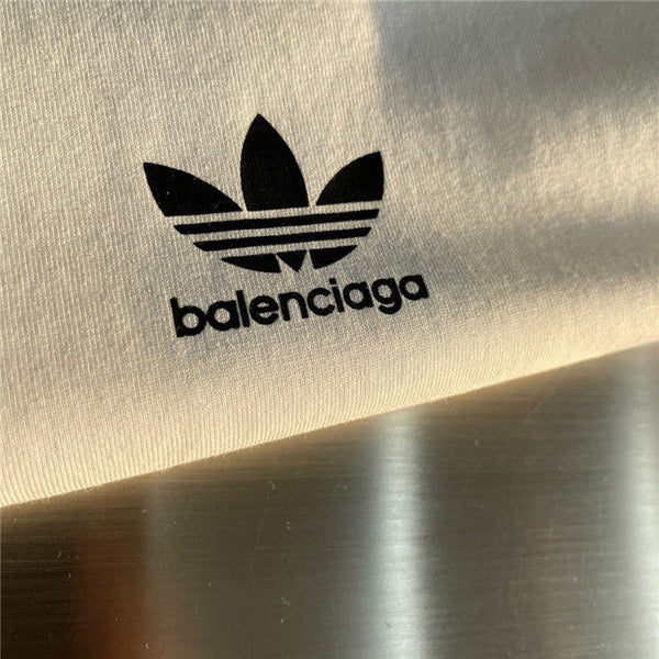 Three-quarter angle view of Balenciaga luxury piece style No.467