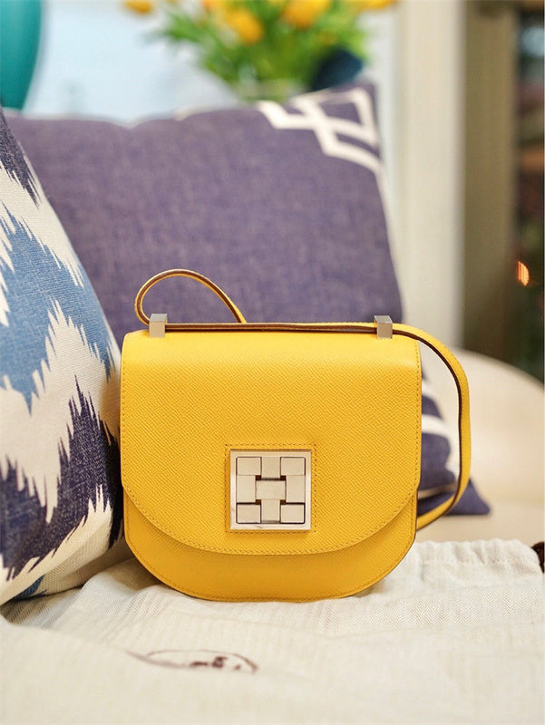  Sleek shoulder bag front view