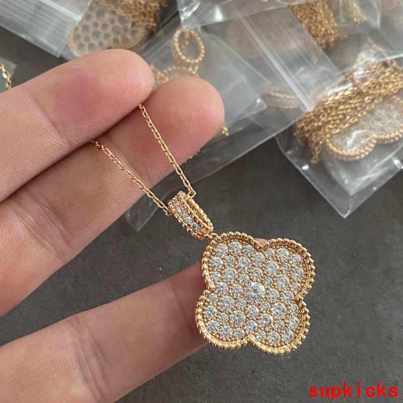 Front view of Van Cleef & Arpels unisex jewelry piece