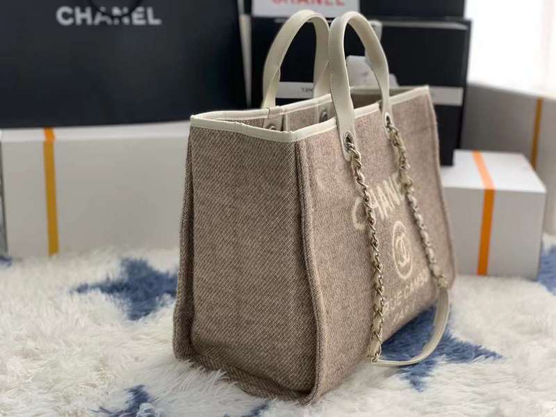 Zivas Charm Refined Everyday Style Luxury Handbag (Versatile Style Statement) – Close-Up Detail