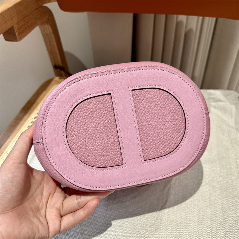  Refined shoulder bag carried on shoulder