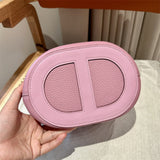  Refined shoulder bag carried on shoulder